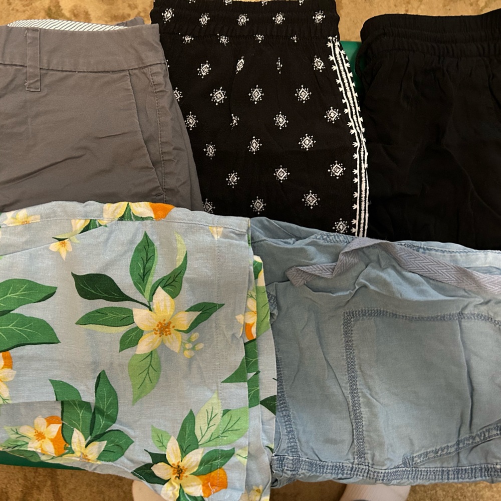 lot of five juniors size 4 shorts
